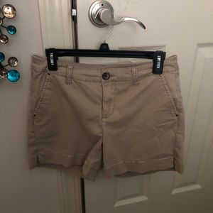 JW women’s khaki shorts size 6